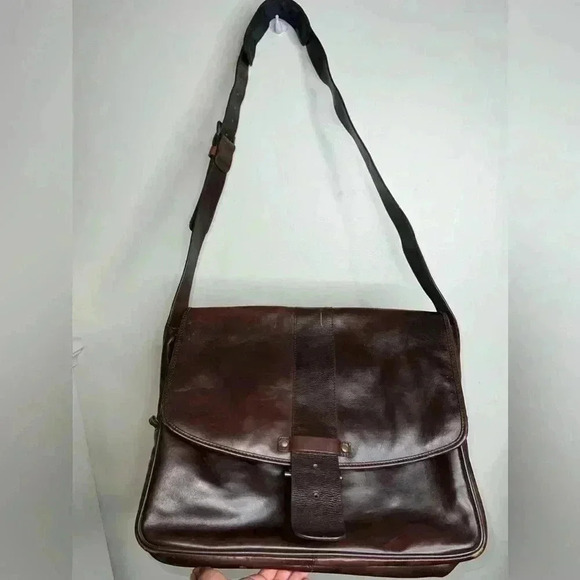 Kenneth Cole 100% Genuine Leather Crossbody Computer Bag - Picture 1 of 16